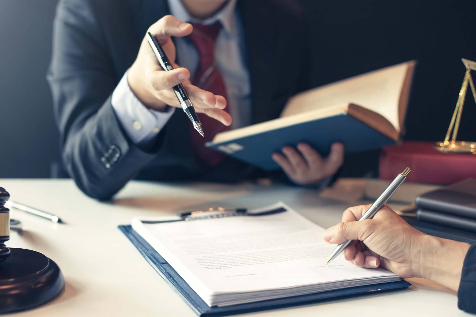 Solliciter les conseils d'un expert-comptable pour choisir le statut juridique d'une entreprise à Marseille